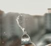 Ce réflexe, surtout par temps chaud, est une bonne habitude. Mais une fois le bouchon retiré, l'eau n'est plus aussi protégée qu'on le croit.