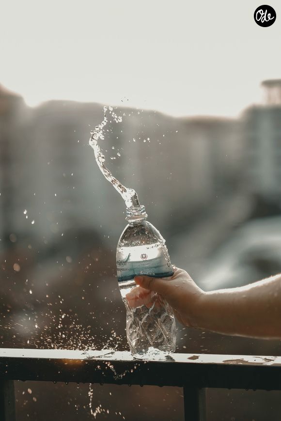Ce réflexe, surtout par temps chaud, est une bonne habitude. Mais une fois le bouchon retiré, l'eau n'est plus aussi protégée qu'on le croit.