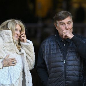Jean-Pierre Foucault et son épouse Evelyne Jarre lors de la cérémonie d'enterrement de la présentatrice de télévision Evelyne Leclercq à la cathédrale Sainte-Réparate de Nice, France, le 13 janvier 2026. Elle est décédée le 30 décembre 2025 (à l'âge de 74 ans) à Grasse. Photo par Laurent Coust/ABACAPRESS.COM