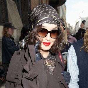 Dans une interview accordée à "Télé Loisirs", elle affirme penser à la mort tous les jours et évoque sa conscience aiguë du temps qui passe. 

Isabelle Adjani au défilé Lacoste prêt à porter printemps / été 2025 lors de la fashion week à Paris le 1er octobre 2024.

© Jeremy Melloul / Bestimage