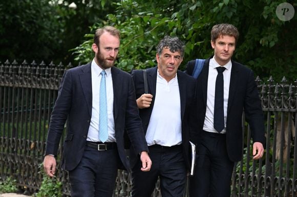Une affaire pour laquelle il clame son innocence
Exclusif - Stéphane Plaza arrive à la Maison de la Chimie à Paris avec ses avocats Antonin Gravelin-Rodriguez et Julien Roelens pour donner une conférence de presse le 5 juin 2025.