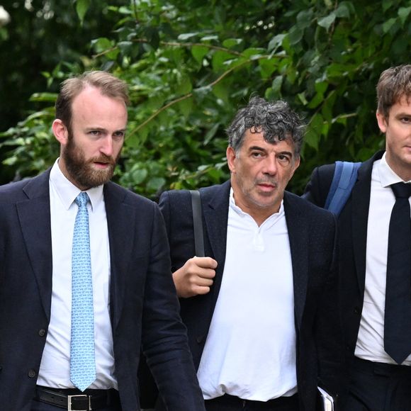 Une affaire pour laquelle il clame son innocence
Exclusif - Stéphane Plaza arrive à la Maison de la Chimie à Paris avec ses avocats Antonin Gravelin-Rodriguez et Julien Roelens pour donner une conférence de presse le 5 juin 2025.