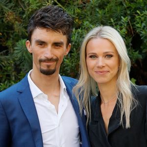 Passionnée de cyclisme, Marion Rousse partage depuis six ans la vie de Julian Alaphilippe, avec qui elle a accueilli un petit garçon, Nino.

Exclusif - les coureurs cyclistes Julian Alaphilippe et sa compagne Marion Rousse - Arrivées de l'émission "Vivement Dimanche" au Studio Gabriel à Paris, France © Christophe Clovis / Bestimage