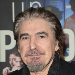 Le chanteur souffre physiquement et ne peut plus se tenir debout.

Serge Lama - Générale des 10 ans du spectacle "Un Poyo Rojo" au théatre Antoine à Paris le 17 mai 2018. © Coadic Guirec/Bestimage