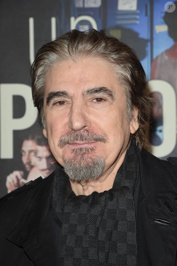 Le chanteur souffre physiquement et ne peut plus se tenir debout.

Serge Lama - Générale des 10 ans du spectacle "Un Poyo Rojo" au théatre Antoine à Paris le 17 mai 2018. © Coadic Guirec/Bestimage