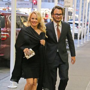 Pamela Anderson et son fils Brandon se rendent au "Polo Bar" à New York, le 23 mars 2022.

©Bestimage