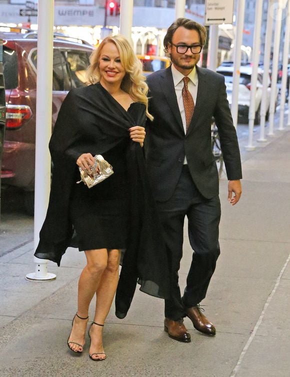 Pamela Anderson et son fils Brandon se rendent au "Polo Bar" à New York, le 23 mars 2022.

©Bestimage