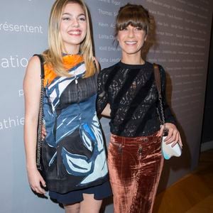Louane Emera (veste et jupe Dior, sac Diorama de Dior) et Marina Foïs - Photocall de la soirée des "Révélations César 2015" au salon Chaumet à Paris le 12 janvier 2015. OLIVIER BORDE / BESTIMAGE