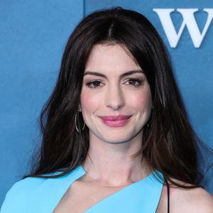 En parallèle de sa carrière récompensée aux Oscars, elle reste très engagée comme ambassadrice à l'ONU Femmes.

Anne Hathaway au photocall lors de la première de la série "WeCrashed" à l'Academy Museum à Los Angeles le 17 mars 2022. © Backgrid USA / Bestimage