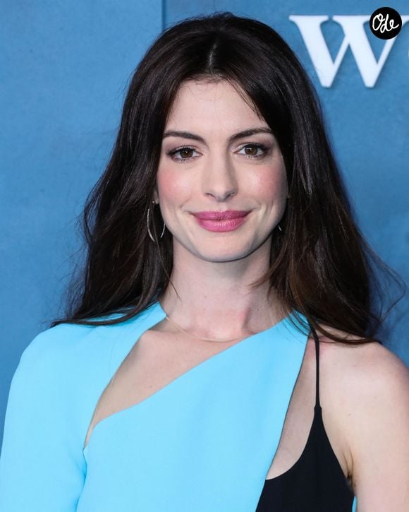 En parallèle de sa carrière récompensée aux Oscars, elle reste très engagée comme ambassadrice à l'ONU Femmes.

Anne Hathaway au photocall lors de la première de la série "WeCrashed" à l'Academy Museum à Los Angeles le 17 mars 2022. © Backgrid USA / Bestimage