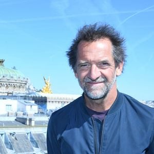 Que ce soit pour un dîner ou un simple déjeuner décontracté, les visiteurs peuvent y savourer des mets d'exception dans un cadre de rêve qui offre une vue imprenable sur la capitale française. Le 9 avril 2025 pour son lancement, d'innombrables personnalités s'y sont rendues pour leur plus grand bonheur. A l'instar de Stéphane De Groodt !


Exclusif - Stéphane De Groodt - Le rooftop du Kimpton St Honoré Paris accueille tous les dimanches "Fifi & Charles" (les chefs Philippine Jaillet et Charles Neyers).  Le 9 avril 2025. © Rachid Bellak / Bestimage