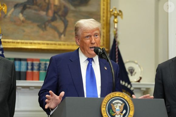 Donald Trump et sa délégation ont également choisi le Sheraton

Le président américain Donald Trump dans la Roosevelt Room de la Maison Blanche, à Washington. Backgrid USA / Bestimage