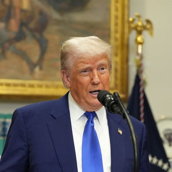 Donald Trump et sa délégation ont également choisi le Sheraton

Le président américain Donald Trump dans la Roosevelt Room de la Maison Blanche, à Washington. Backgrid USA / Bestimage