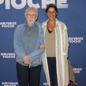 Ceyla Lacerda dirige la marque CR Lacerda et fabrique des tricots et accessoires au Brésil.

Pierre Richard et sa femme Ceyla Lacerda - Avant-première du film "Mauvaise pioche" au Publicis Cinémas à Paris le 23 mars 2026. © Coadic Guirec/Bestimage