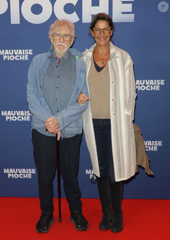 Ceyla Lacerda dirige la marque CR Lacerda et fabrique des tricots et accessoires au Brésil.

Pierre Richard et sa femme Ceyla Lacerda - Avant-première du film "Mauvaise pioche" au Publicis Cinémas à Paris le 23 mars 2026. © Coadic Guirec/Bestimage