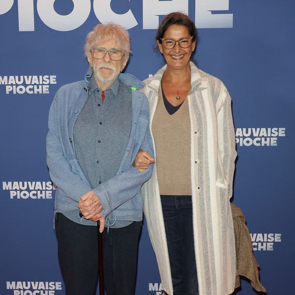Ceyla Lacerda dirige la marque CR Lacerda et fabrique des tricots et accessoires au Brésil.

Pierre Richard et sa femme Ceyla Lacerda - Avant-première du film "Mauvaise pioche" au Publicis Cinémas à Paris le 23 mars 2026. © Coadic Guirec/Bestimage