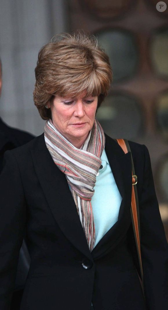 Lady Sarah a été hospitalisée plusieurs jours à la suite de sa blessure.

Info du 27 octobre 2025 — La tante du prince William et du prince Harry a été grièvement blessée après une « très mauvaise chute » de cheval, a révélé son frère. Lady Sarah McCorquodale, 70 ans, sœur aînée de la princesse Diana, a été hospitalisée à la suite de cet accident.
(Photo d’archives : Lady Sarah McCorquodale quittant la Haute Cour de Londres, le 7 avril 2008, après avoir assisté à l’enquête sur la mort de sa sœur, la princesse Diana, et de Dodi Al-Fayed — Express Syndication / Bestimage.)