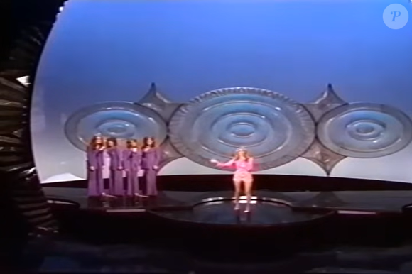 Capture d'écran YouTube du passage de Clodagh Rodgers, candidate du Royaume-Uni à l'Eurovision en 1971