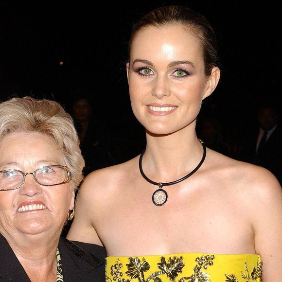 Laeticia Hallyday et sa grand-mère Elyette Boudou, à la cérémonie d'ouverture de l'Amnesia, le nouveau club de la star française du rock Johnny Hallyday, 01/10/2003 - © Gorassini-Guerin/ABACA