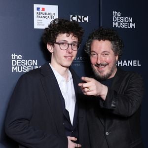 Un fils qu'il n'a cependant pas le loisir de voir autant qu'il le voudrait
Guillaume Gallienne et son fils Tado - Vernissage de l'exposition de 'Wes Anderson' à la Cinémathèque Française de Paris le 17 mars 2025. © Denis Guignebourg/Bestimage