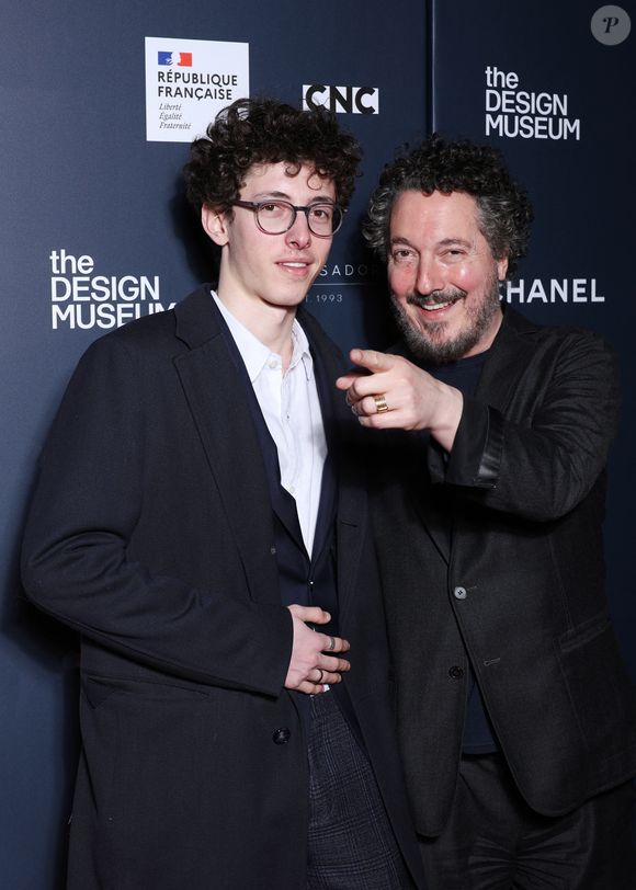Un fils qu'il n'a cependant pas le loisir de voir autant qu'il le voudrait 

Guillaume Gallienne et son fils Tado - Vernissage de l'exposition de 'Wes Anderson' à la Cinémathèque Française de Paris le 17 mars 2025. © Denis Guignebourg/Bestimage