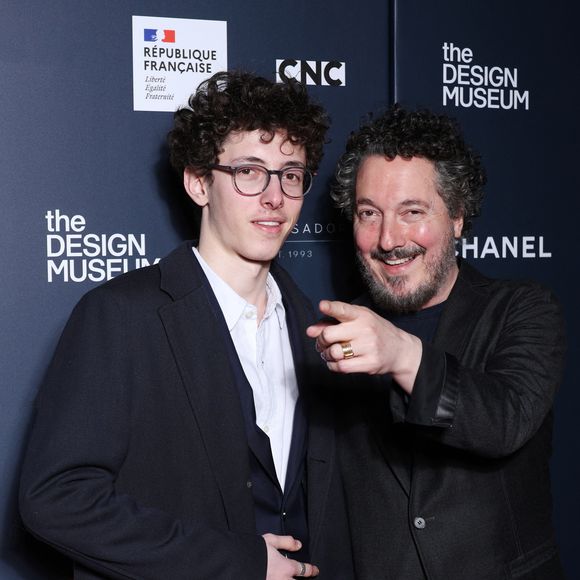 Un fils qu'il n'a cependant pas le loisir de voir autant qu'il le voudrait 

Guillaume Gallienne et son fils Tado - Vernissage de l'exposition de 'Wes Anderson' à la Cinémathèque Française de Paris le 17 mars 2025. © Denis Guignebourg/Bestimage