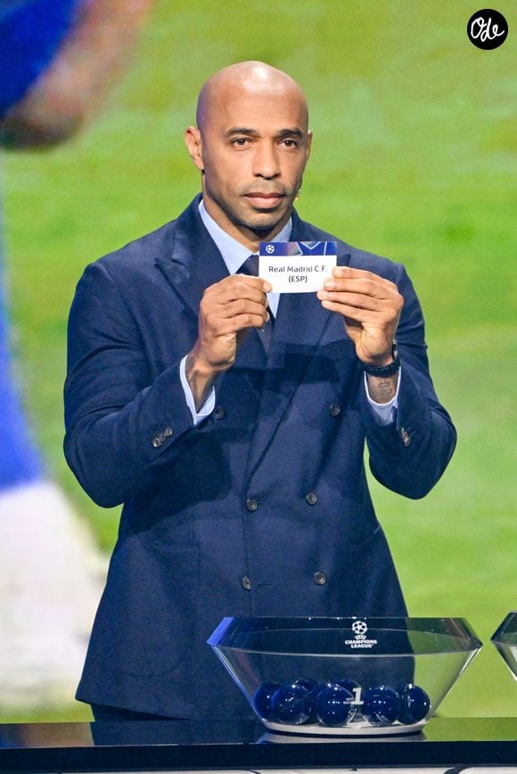 L'ancien footballeur français Thierry Henry montre le papier portant le nom du Real Madrid (Espagne) lors du tirage au sort de la phase de ligue de l’édition 2026-2027 de la Ligue des champions au Grimaldi Forum de Monaco, le 27 août 2026. © Bruno Bebert/Bestimage
