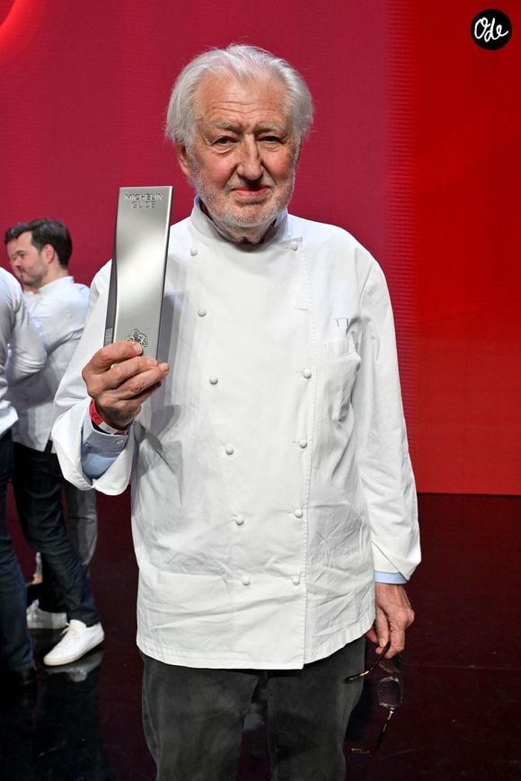 Sur Instagram, Ramses Navarro n’a pas caché sa joie en dévoilant la plaque Michelin 2026 de l'établissement qu'il gère, qui n'est autre que Le Comptoir de Pierre Gagnaire, situé en Chine. 

Le chef Pierre Gagnaire a reçu le prix de "Chef Mentor" - Cérémonie des remises des Etoiles Michelin 2026 au Grimaldi Forum à Monaco le 16 mars 2026. © Bruno Bebert/Bestimage