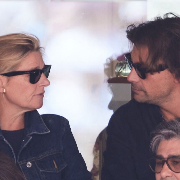 Bertrand Chameroy, Anne-Elisabeth Lemoine - Célébrités dans les tribunes de la finale homme des Internationaux de France de tennis de Roland Garros 2024 à Paris le 9 juin 2024. © Jacovides-Moreau/Bestimage