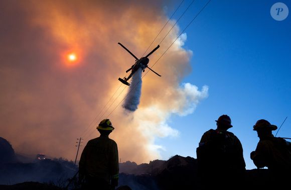 11 janvier 2025, Los Angeles, Californie, États-Unis : Le feu monte sur les collines derrière Pacific Palisades samedi matin dans le parc d'État de Topanga alors que les avions de lutte contre les incendies larguent de l'eau et se réapprovisionnent pour combattre les flammes. (Crédit photo : © Daniel A. Anderson/ZUMA Press Wire)