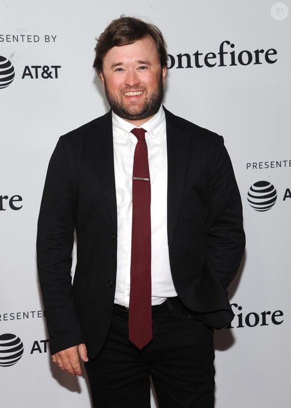 Mais voilà que 26 ans plus tard, le comédien a bien changé et se retrouve en mauvaise passe. 

Haley Joel Osment - Première de la série"The Boys" lors du Tribeca Film Festival à New York, le 29 avril 2019.
©Backgrid USA / Bestimage