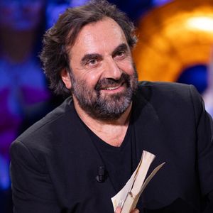 Il est accompagné d'André Manoukian.

Exclusif - André Manoukian lors de l'enregistrement de l'émission "La Boîte à secrets", présentée par F.Bollaert et diffusée le 16 janvier 2026 sur France 3, dans les studios du Lendit à Saint-Denis, France, le 16 décembre 2025. © Cyril Moreau/Bestimage