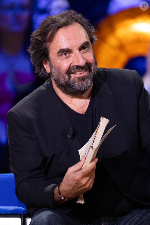 Il est accompagné d'André Manoukian.

Exclusif - André Manoukian lors de l'enregistrement de l'émission "La Boîte à secrets", présentée par F.Bollaert et diffusée le 16 janvier 2026 sur France 3, dans les studios du Lendit à Saint-Denis, France, le 16 décembre 2025. © Cyril Moreau/Bestimage