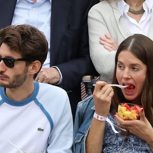 Pierre Niney et sa compagne Natasha Andrews enceinte de leur 2ème enfant - Célébrités dans les tribunes des internationaux de France de tennis de Roland Garros à Paris, France, le 9 juin 2019. © Jacovides-Moreau/Bestimage