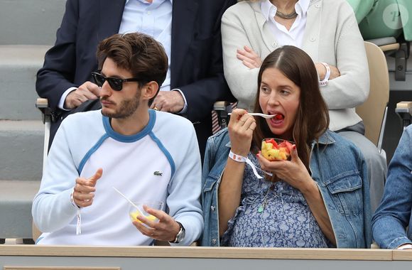 Pierre Niney et sa compagne Natasha Andrews enceinte de leur 2ème enfant - Célébrités dans les tribunes des internationaux de France de tennis de Roland Garros à Paris, France, le 9 juin 2019. © Jacovides-Moreau/Bestimage