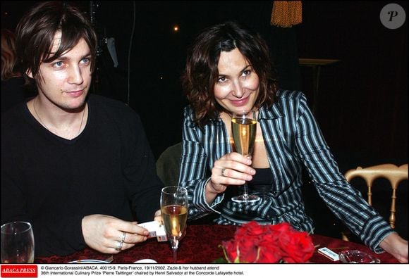 En effet, avec son ex-compagnon, le guitariste Fabien Cahen, l'artiste est devenue mère en 2002 d'une fille prénommée Lola Cahen, qui est aujourd'hui une jeune circassienne...

Zazie et Fabien Cahen assistent au 36ème Prix Culinaire International Pierre Taittinger présidé par Henri Salvador à l'hôtel Concorde Lafayette. Paris-France, 19 novembre 2002. Crédit Giancarlo Gorassini/Abaca