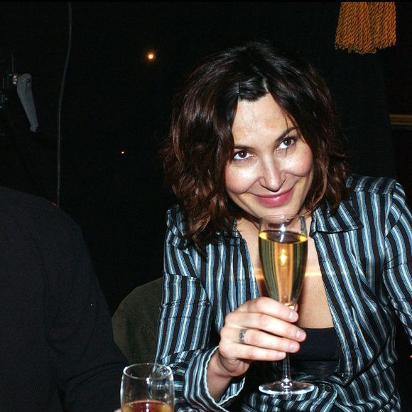 En effet, avec son ex-compagnon, le guitariste Fabien Cahen, l'artiste est devenue mère en 2002 d'une fille prénommée Lola Cahen, qui est aujourd'hui une jeune circassienne...

Zazie et Fabien Cahen assistent au 36ème Prix Culinaire International Pierre Taittinger présidé par Henri Salvador à l'hôtel Concorde Lafayette. Paris-France, 19 novembre 2002. Crédit Giancarlo Gorassini/Abaca