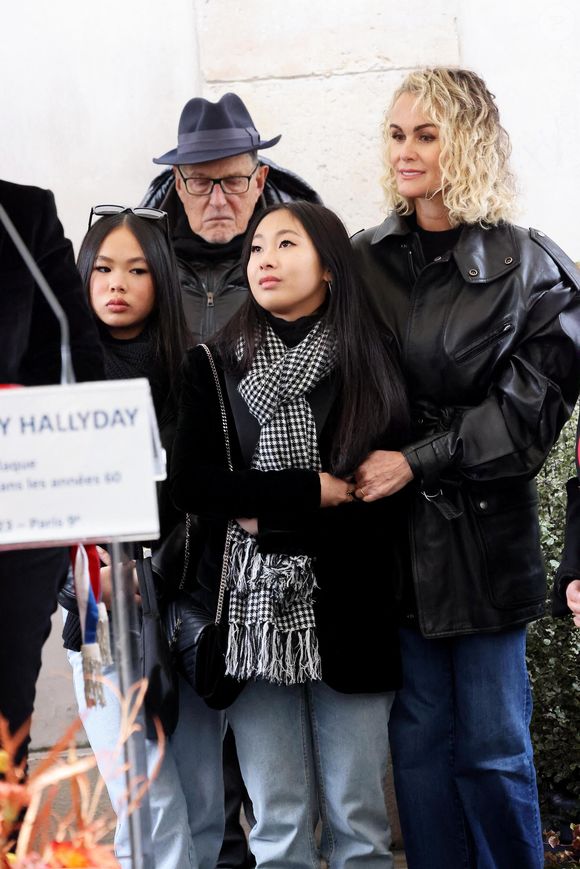 Laeticia Hallyday, ses filles Joy et Jade, Jean-Claude Camus lors de l'inauguration d'une plaque commémorative en hommage à Johnny Hallyday devant l'immeuble où le chanteur français a grandi dans le 9ème arrondissement de Paris, France, le 22 décembre 2023. © Dominique Jacovides/Bestimage