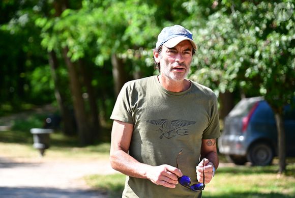 Aujourd’hui, elle suit un traitement lourd et Anthony Delon l’aide au quotidien. Il reste à ses côtés, prêt à lui offrir une vie digne et sereine.

Exclusif - Un an jour pour jour après le décès d'Alain Delon, son fils Anthony (avec Loubo, le berger belge de son père) lui a rendu hommage au domaine familial de Douchy dans le Loiret, France, le 18 août 2025.

© Christian Liewig/Bestimage