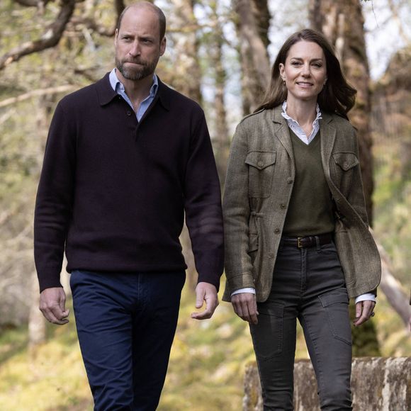 L'association Peta leur reproche de faire des portées de chiots au lieu d'adopter des animaux abandonnés.

Le Prince William et Kate Middleton visitent la forêt communautaire d'Ardura, en Ecosse, Royaume Uni, le 30 avril 2025.

Photo : Dana Pres s/ Bestimage