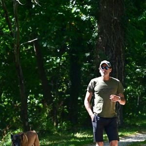 Exclusif - Un an jour pour jour après le décès d'Alain Delon, son fils Anthony (avec Loubo, le berger belge de son père) lui a rendu hommage au domaine familial de Douchy dans le Loiret, France, le 18 août 2025. © Christian Liewig/Bestimage
