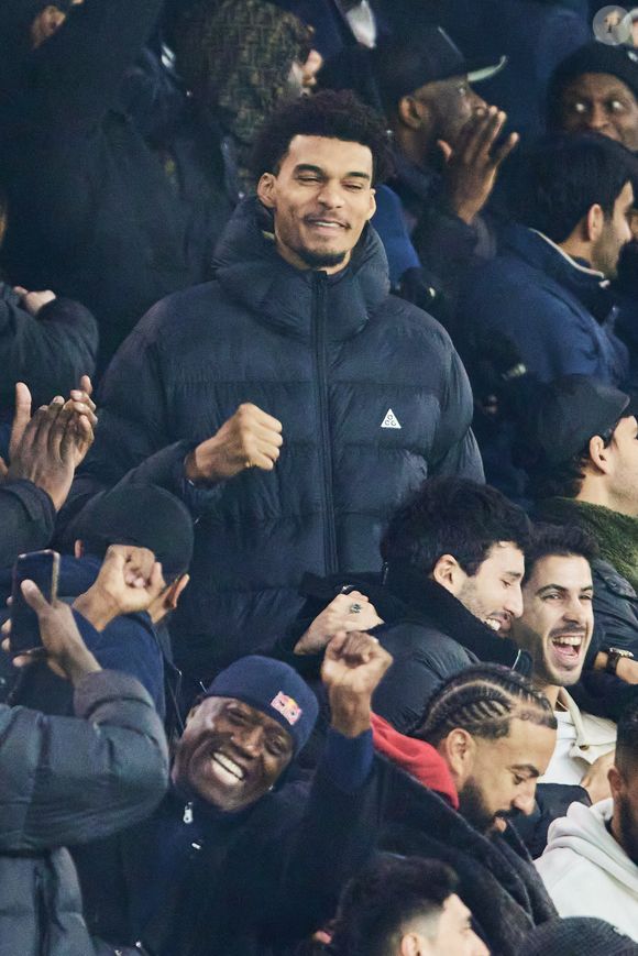 La star montante du basket français se dirige donc vers une fin de saison, car son équipe voyage très régulièrement à l'autre bout des Etats-Unis pour ses rencontres et cela n'est pas recommandé lorsque l'on est touché par un phénomène de ce genre.

Victor Wembanyama - Célébrités assistent au match de Ligue des champions entre le PSG et Manchester City (4-2) au Parc des Princes à Paris le 22 janvier 2025. © Cyril Moreau/Bestimage