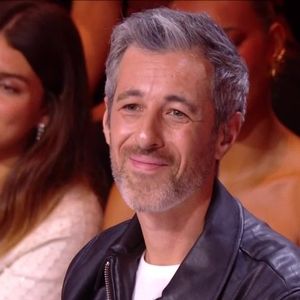 Michael Goldman sur le prime de la tournée de la Star Academy diffusé le 13 décembre 2025.  Photo : Capture d'écran TF1/Star Academy