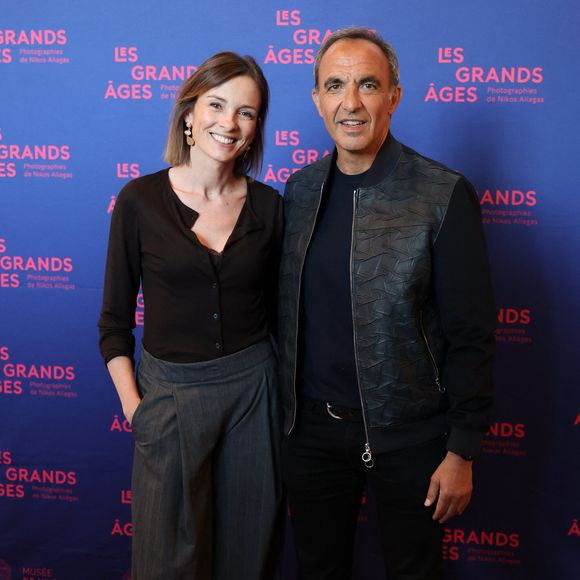 Isabelle Ithurburu et Nikos Aliagas - Vernissage de l'exposition "Les grands âges", photographies de Nikos Aliagas au musée de l'Homme à Paris le 7 avril 2026. © Dominique Jacovides/Bestimage
