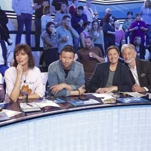 Ce lundi, il était l’heure de retrouver Cyril Hanouna et sa bande dans « Touche pas à mon poste » Ses chroniqueurs habituels étaient tous là, sauf un.  Il s’est envolé pour un pays situé à plusieurs heures de vol de l’Hexagone.

Exclusif - Guillaume Genton, Géraldine Maillet, Raymond Aabou, Danielle Moreau, Gilles Verdez, sur le plateau de de l’émission « TPMP » présentée par C.Hanouna et diffusée en direct sur C8, Paris. © Jack Tribeca / Bestimage