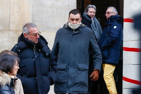 Cyril Lignac à la sortie des obsèques de Jean-Luc Petitrenaud en l'église Saint-Pierre-du-Gros-Caillou à Paris, France, le 17 janvier 2025. © Christophe Clovis/Bestimage