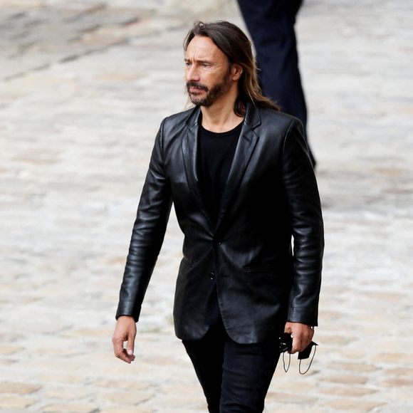 Le sourire de l'artiste à la fin de la vidéo prouve qu'il est très satisfait de son excellent coup de communication que beaucoup ont vu venir.

DJ Bob Sinclar lors de la cérémonie d’hommage national à Jean-Paul Belmondo à l’Hôtel des Invalides à Paris, France, le 9 septembre 2021. © Dominique Jacovides/Bestimage