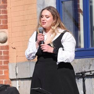 Milla Savarese, la fille unique d'E.Dequenne - 300 personnes réunies pour rendre hommage à Emilie Dequenne dans sa ville de Chièvres (Belgique), le 9 avril 2025, quelques semaines après son décès prématuré, survenu le 16 mars 2025. © Photonews / Bestimage