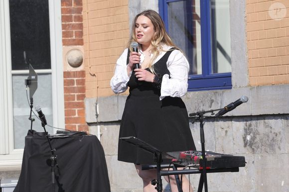 Milla Savarese, la fille unique d'E.Dequenne - 300 personnes réunies pour rendre hommage à Emilie Dequenne dans sa ville de Chièvres (Belgique), le 9 avril 2025, quelques semaines après son décès prématuré, survenu le 16 mars 2025. © Photonews / Bestimage