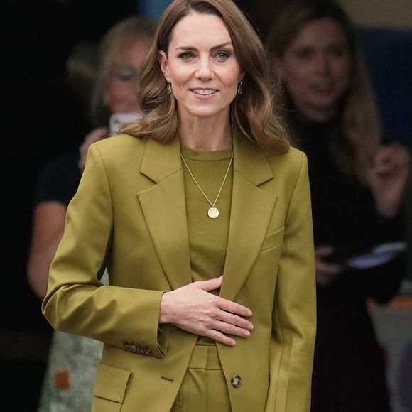 La princesse de Galles s'est rendue dans les locaux de Home-Start.

Kate Middleton, princesse de Galles, lors d'une visite à Home-Start à Oxford, le 9 octobre 2025. Home-Start UK se prépare à déployer une formation auprès de son réseau de 9 000 bénévoles sur la base de la série explicative du Centre for Early Childhood de la Royal Foundation. Photo : PA Photo/ Bestimage